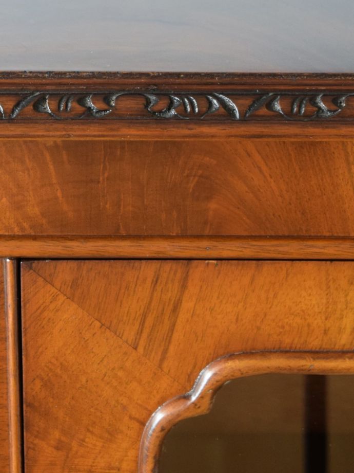 英国アンティーク家具らしい彫