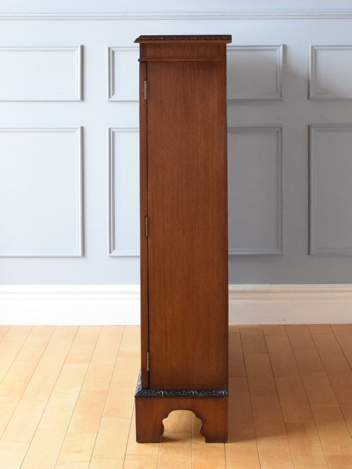 キャビネットの側面