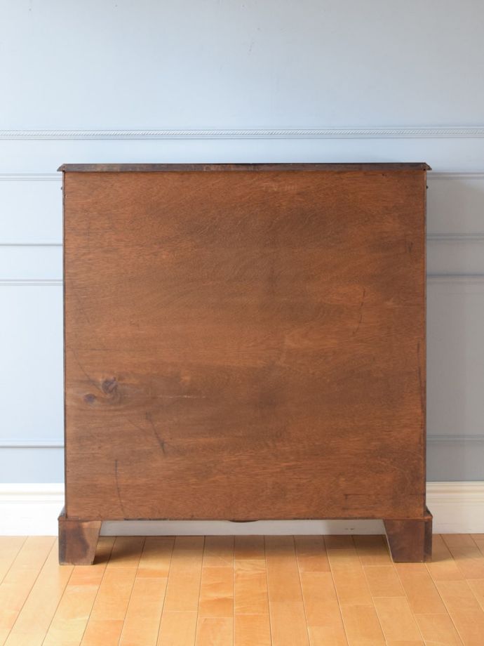 キャビネットの後ろ姿