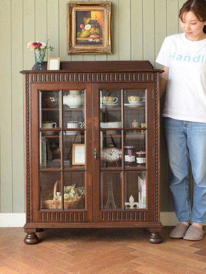 英国アンティークのキャビネット