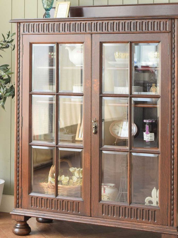 アンティーク家具らしさが漂うキャビネット