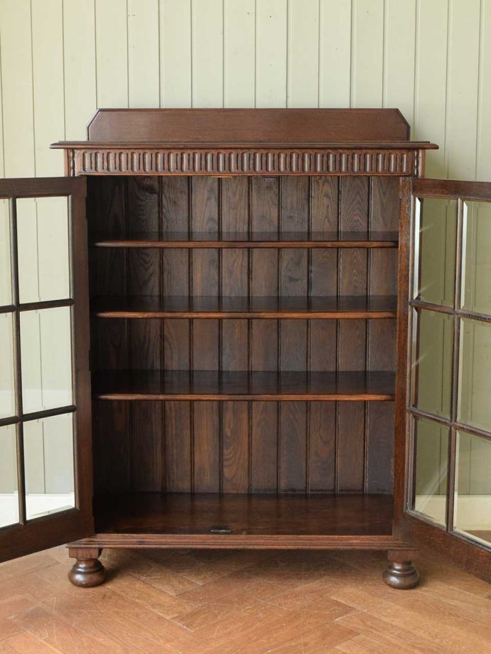 アンティークキャビネット扉の中