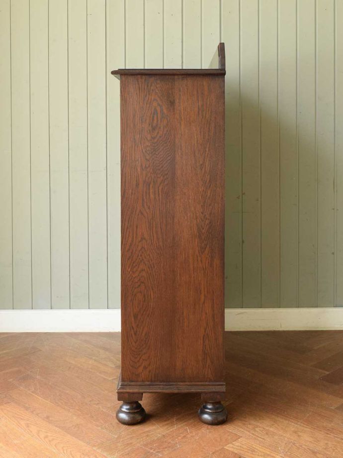 ガラスキャビネットの側面