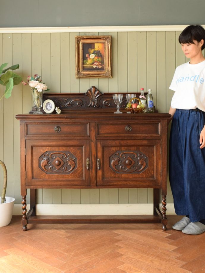 英国アンティークのサイドボード