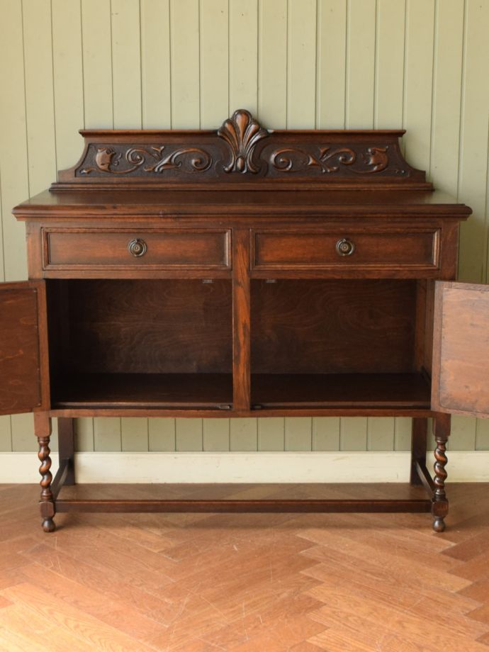 アンティークキャビネットの扉の中