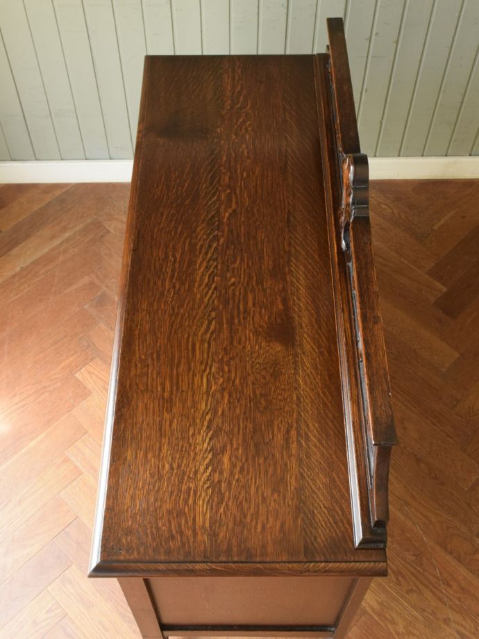 アンティークのサイドボードの天板