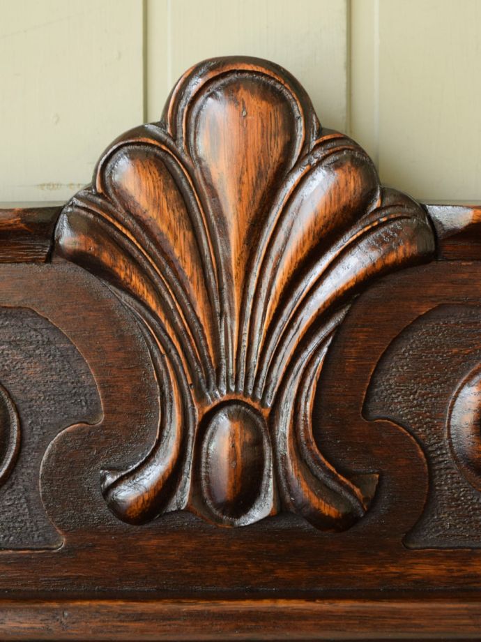 英国アンティーク家具らしい装飾