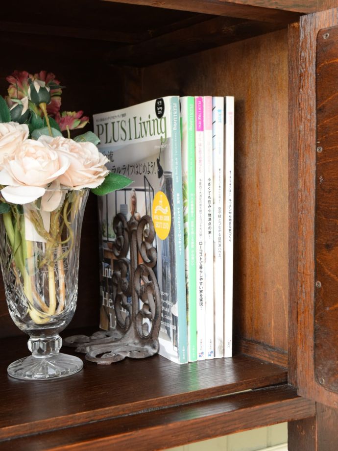 サイドボードの扉を開けると