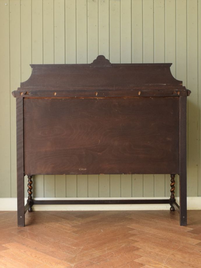 キャビネットの後ろ姿