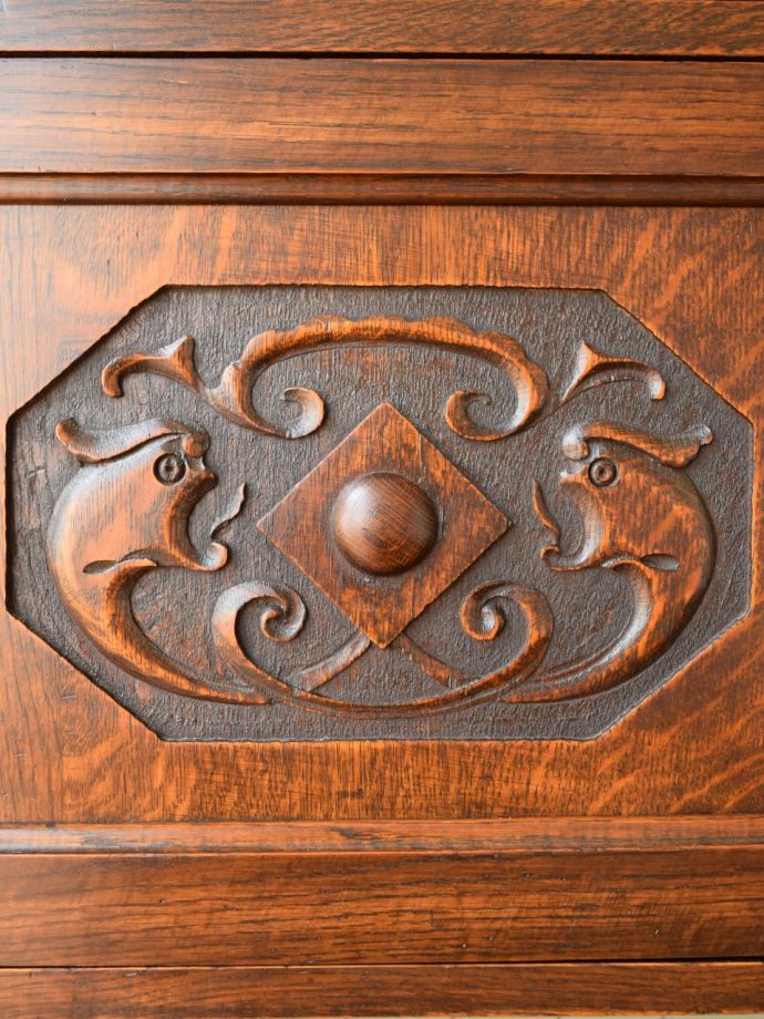 英国アンティーク家具らしい彫