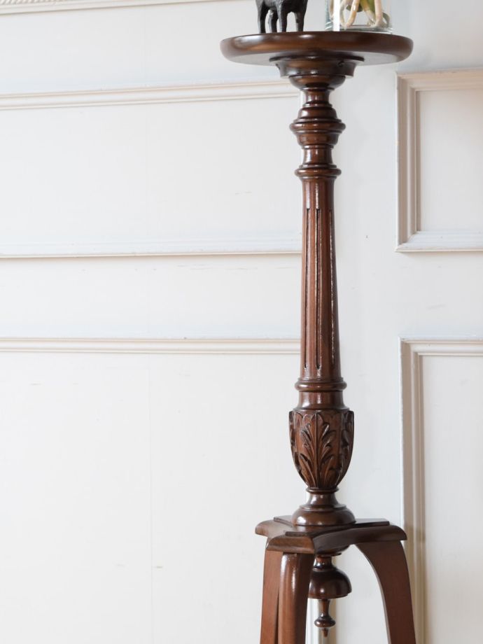 英国のアンティーク家具らしいデザイン