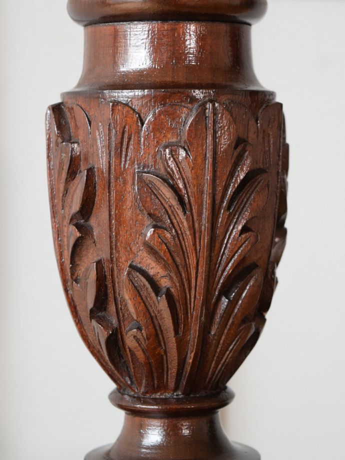 英国アンティーク家具らしい装飾