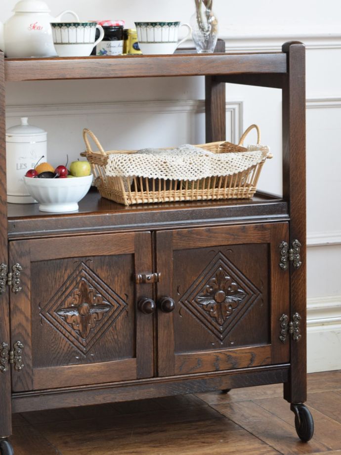 アンティーク家具らしさが漂うワゴン