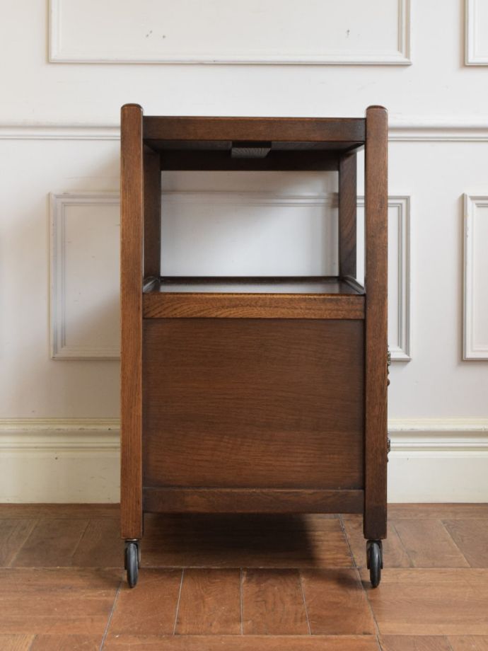 アンティークワゴンの側面