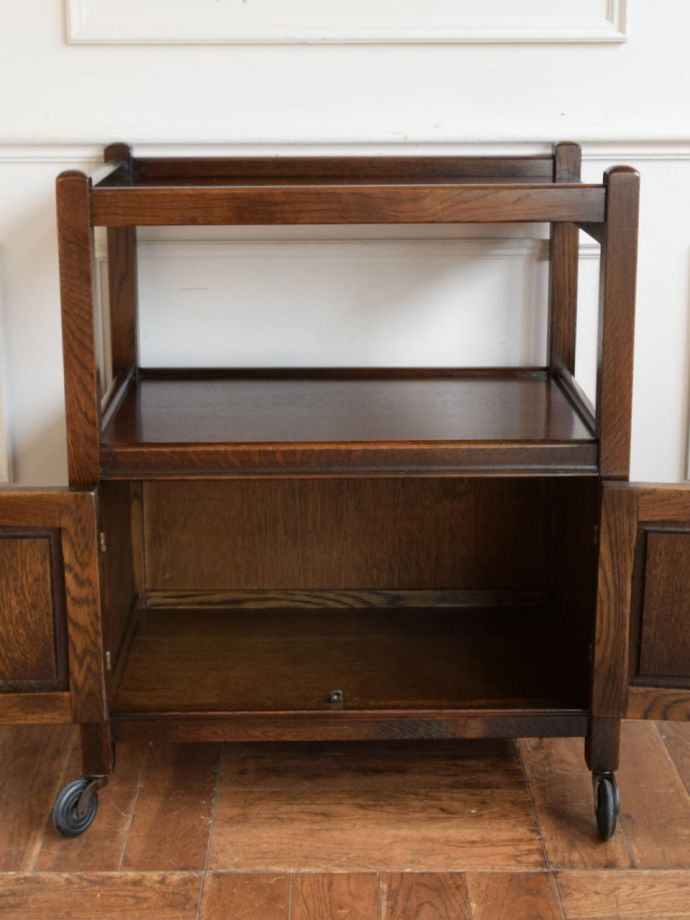 アンティークワゴンの扉の中