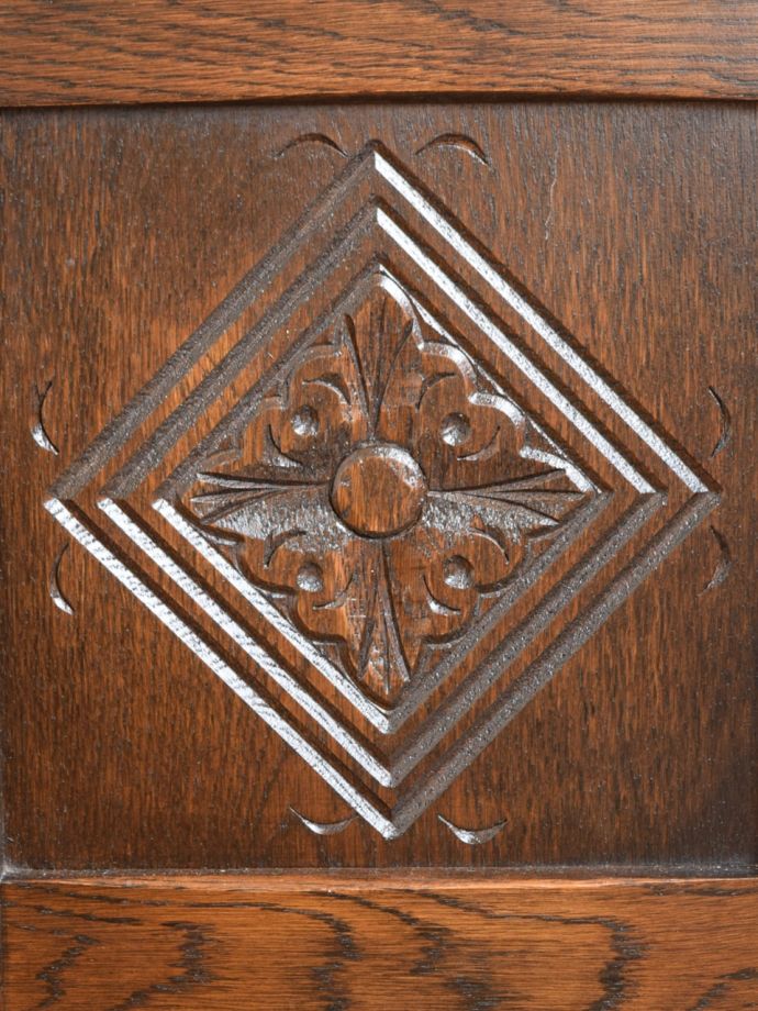 アンティーク家具らしい装飾