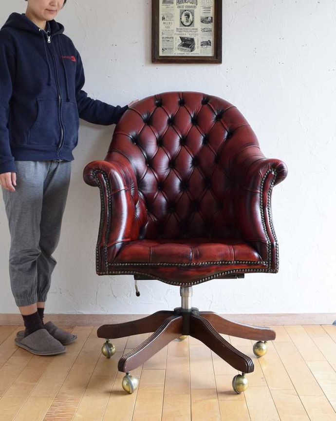 1Pソファ(ラウンジチェア)　アンティーク チェア　大人の雰囲気たっぷりのデスクチェア、キャスター付きのウィングバックチェア。とにかくカッコいい！英国チェスターフィールド高級感漂う究極の一脚。(q-290-c)