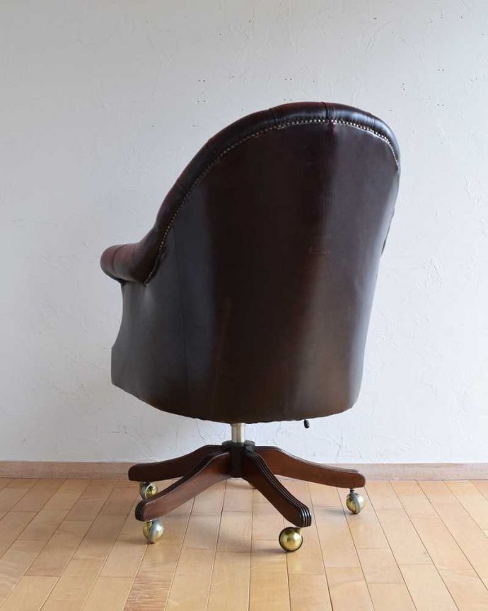 1Pソファ(ラウンジチェア)　アンティーク チェア　大人の雰囲気たっぷりのデスクチェア、キャスター付きのウィングバックチェア。後ろ姿までカッコいいドッシリとカッコいい後ろ姿に惚れ惚れしてしまいます。(q-290-c)