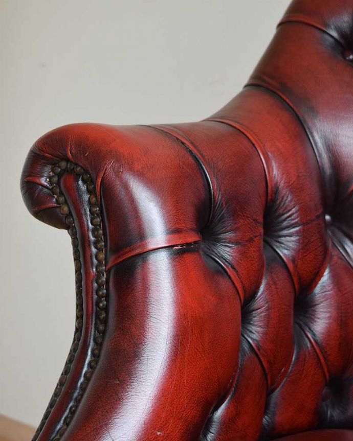 1Pソファ(ラウンジチェア)　アンティーク チェア　大人の雰囲気たっぷりのデスクチェア、キャスター付きのウィングバックチェア。アーム部分もカッコいい肘を掛けておけるアームチェアは座ったときにやっぱりラク。(q-290-c)