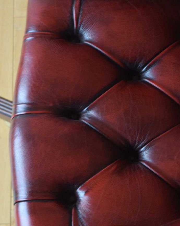 1Pソファ(ラウンジチェア)　アンティーク チェア　大人の雰囲気たっぷりのデスクチェア、キャスター付きのウィングバックチェア。近くで見るとこんな感じ。(q-290-c)