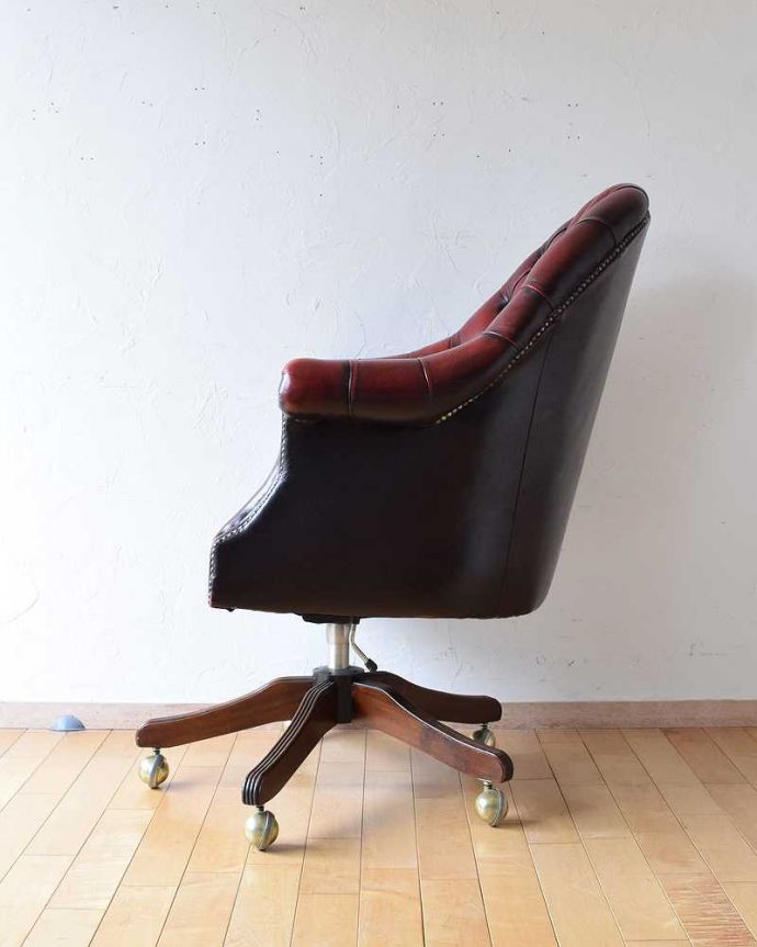 1Pソファ(ラウンジチェア)　アンティーク チェア　大人の雰囲気たっぷりのデスクチェア、キャスター付きのウィングバックチェア。サイドから見ても絵になっちゃう。(q-290-c)