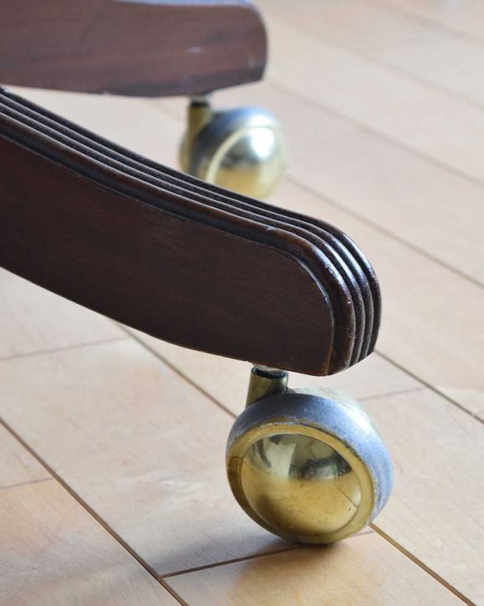 1Pソファ(ラウンジチェア)　アンティーク チェア　大人の雰囲気たっぷりのデスクチェア、キャスター付きのウィングバックチェア。脚先にはキャスターがアンティークのものは現代のもののようにプラスチックではないため動きはよくありませんが調整したので動きます。(q-290-c)