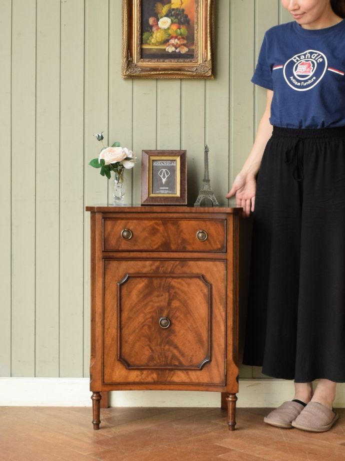 アンティークのサイドキャビネット