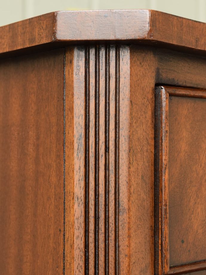 英国アンティーク家具らしい装飾