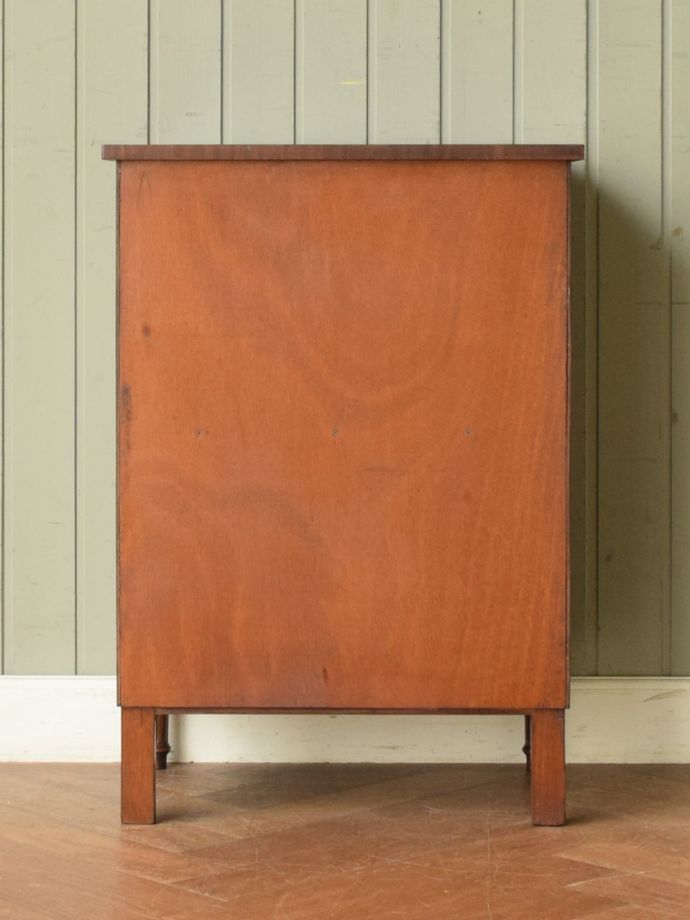 サイドキャビネットの後ろ姿