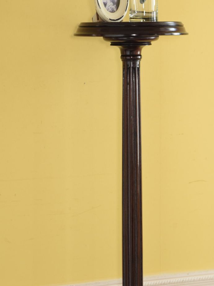 英国のアンティーク家具らしいデザイン