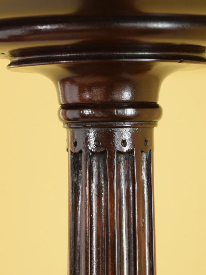 英国アンティーク家具らしい装飾