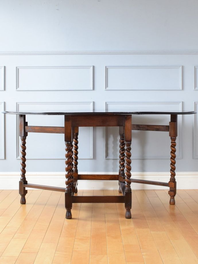 両足を広げた折り畳み式テーブル