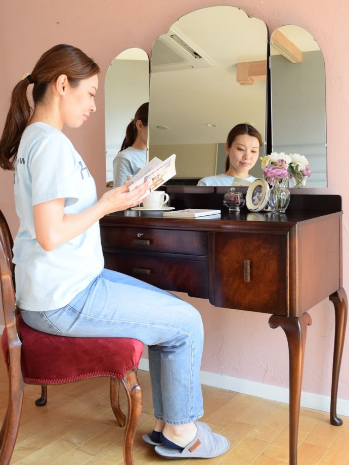 便利に使えるアンティークのドレッサー