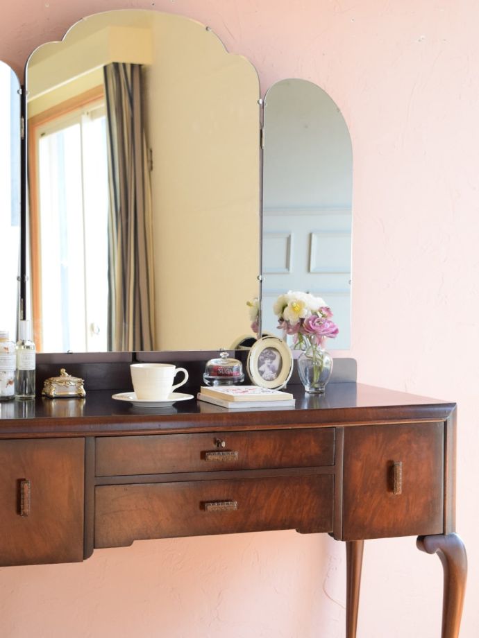 ドレッサーの美しい杢目