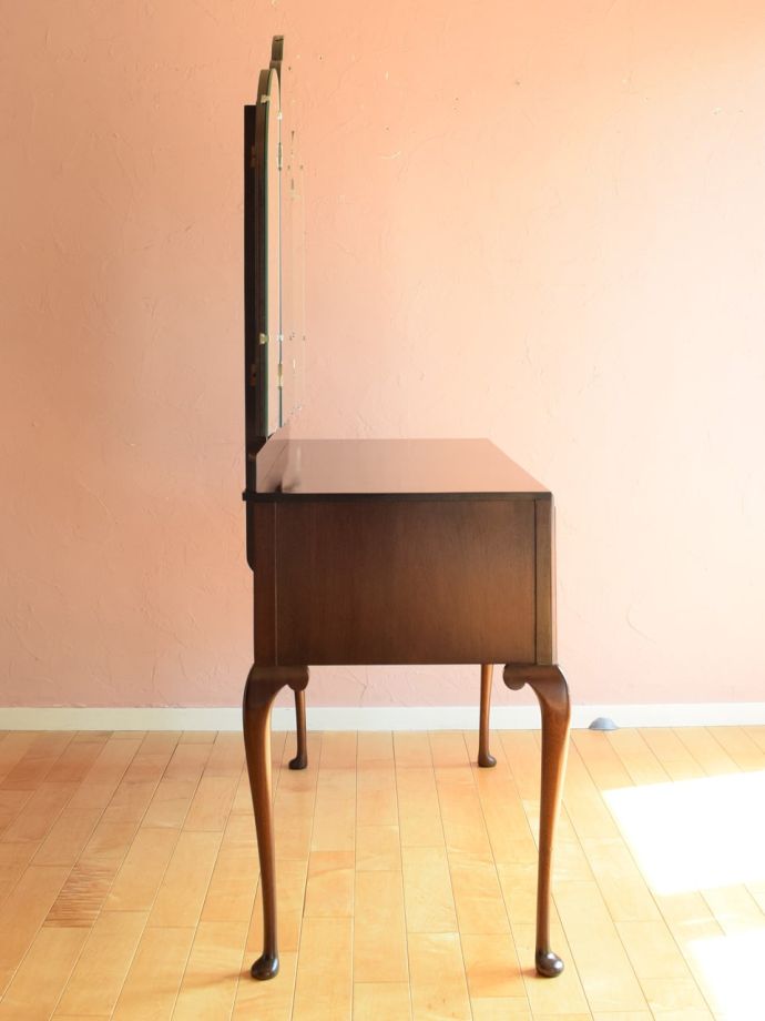 ドレッサーの側面