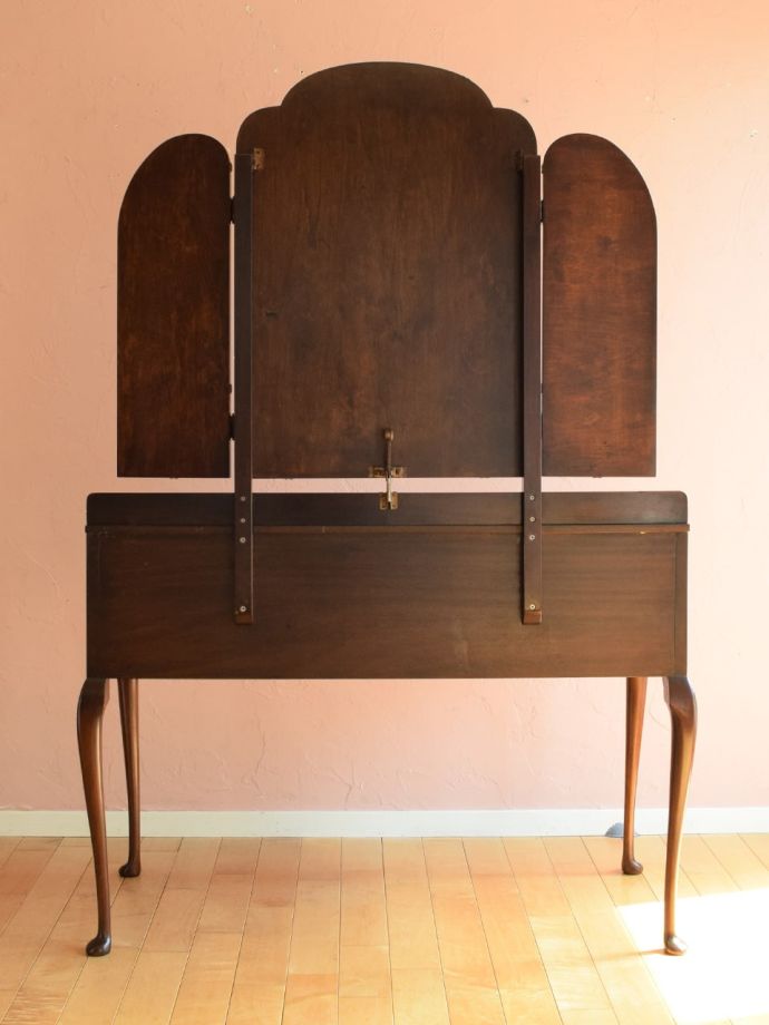 ドレッサーの後ろ姿