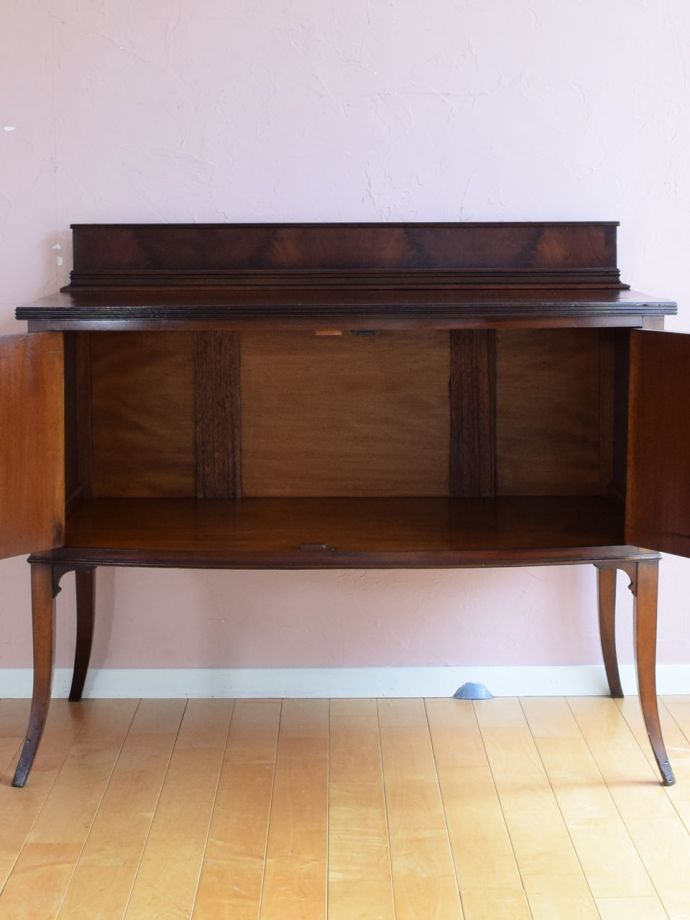 アンティークサイドボードの扉の中