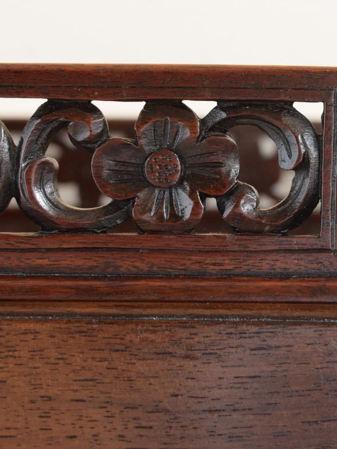 英国アンティーク家具らしい彫