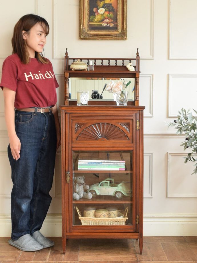 英国アンティークのキャビネット