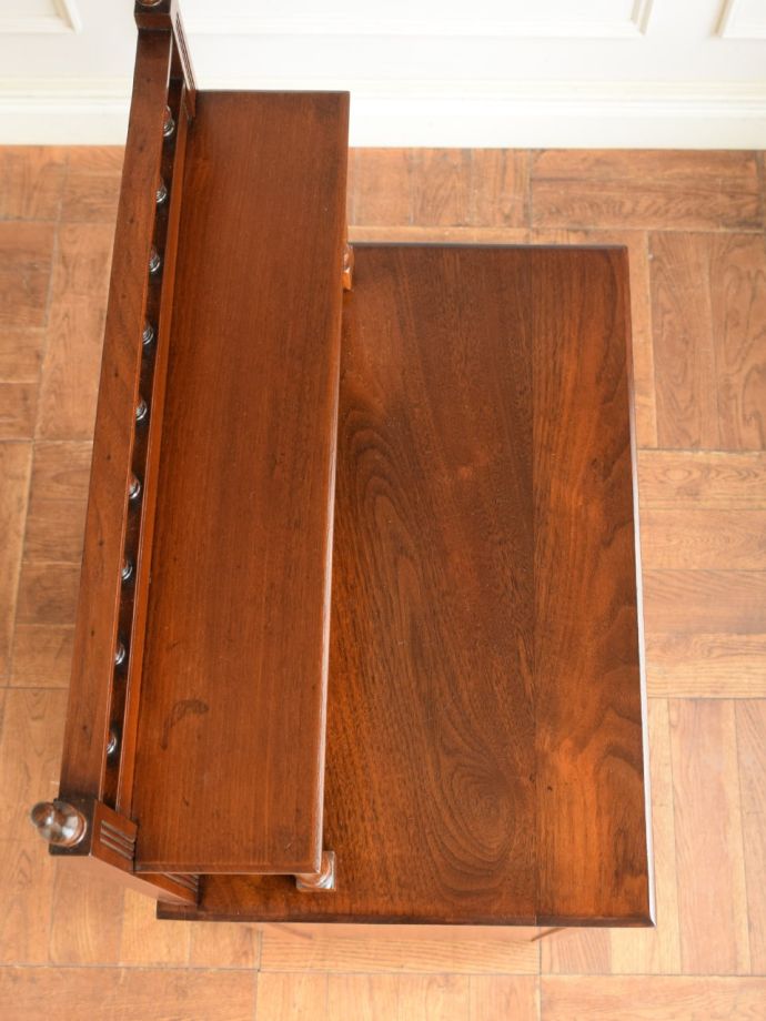 アンティークキャビネットの天板