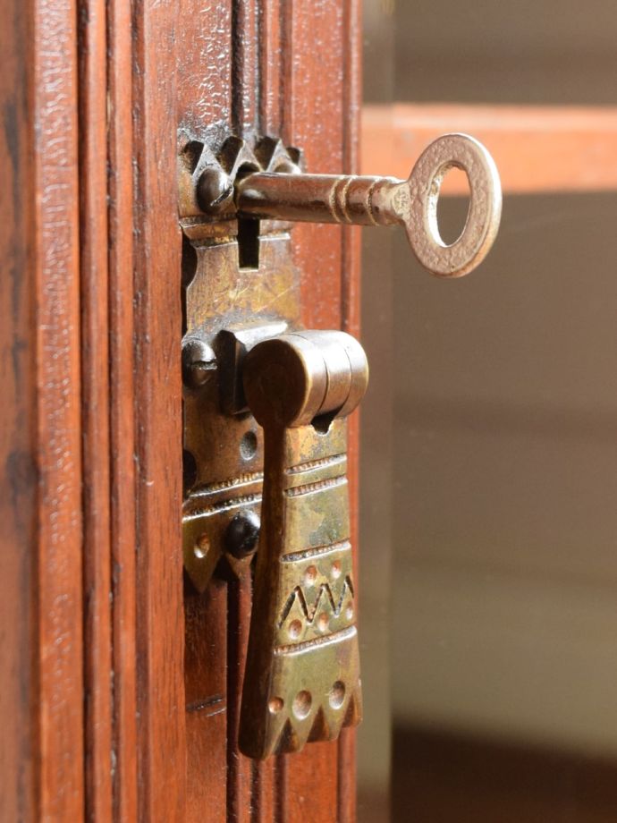 キャビネットの取っ手と鍵