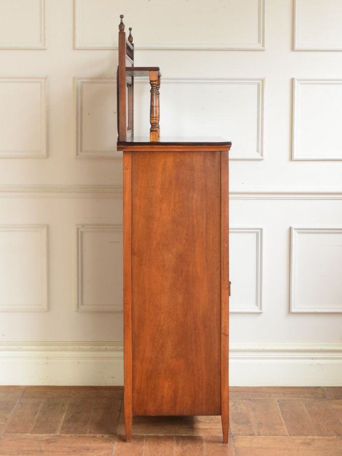 キャビネットの側面