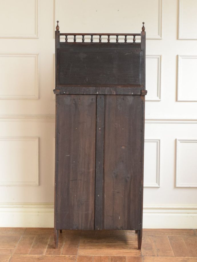 キャビネットの後ろ姿