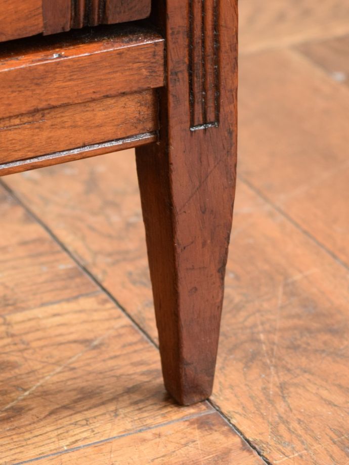 アンティークキャビネットの脚