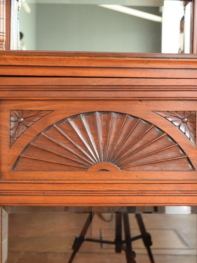 アンティークのキャビネットの装飾