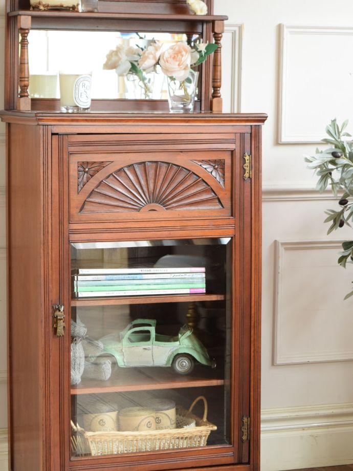 アンティーク家具らしさが漂うキャビネット