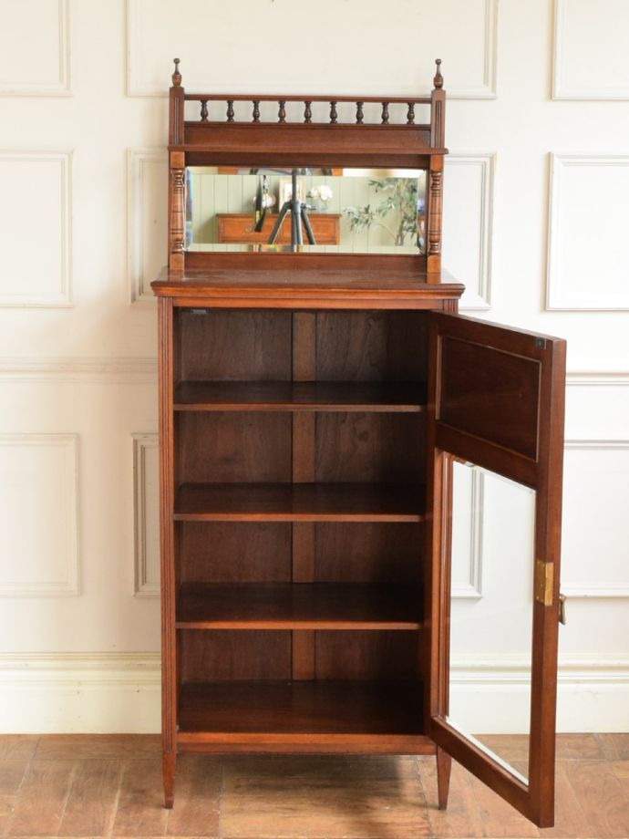 キャビネットの扉の中