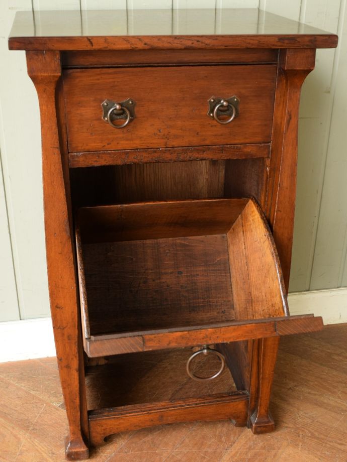 サイドキャビネットの扉の中