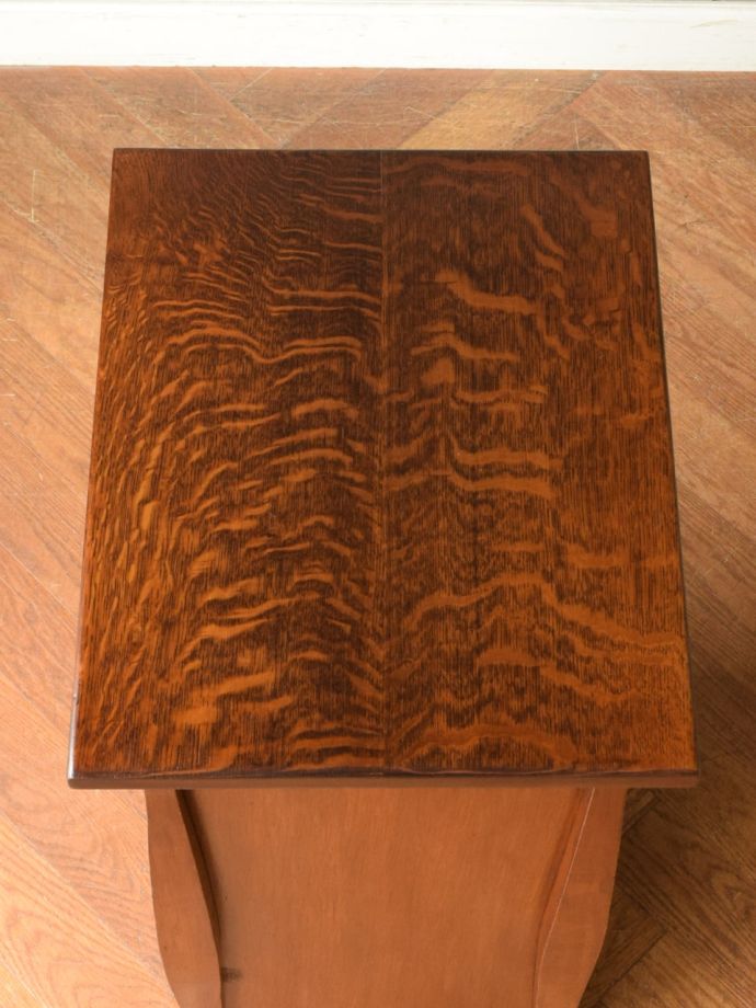 サイドキャビネットの天板