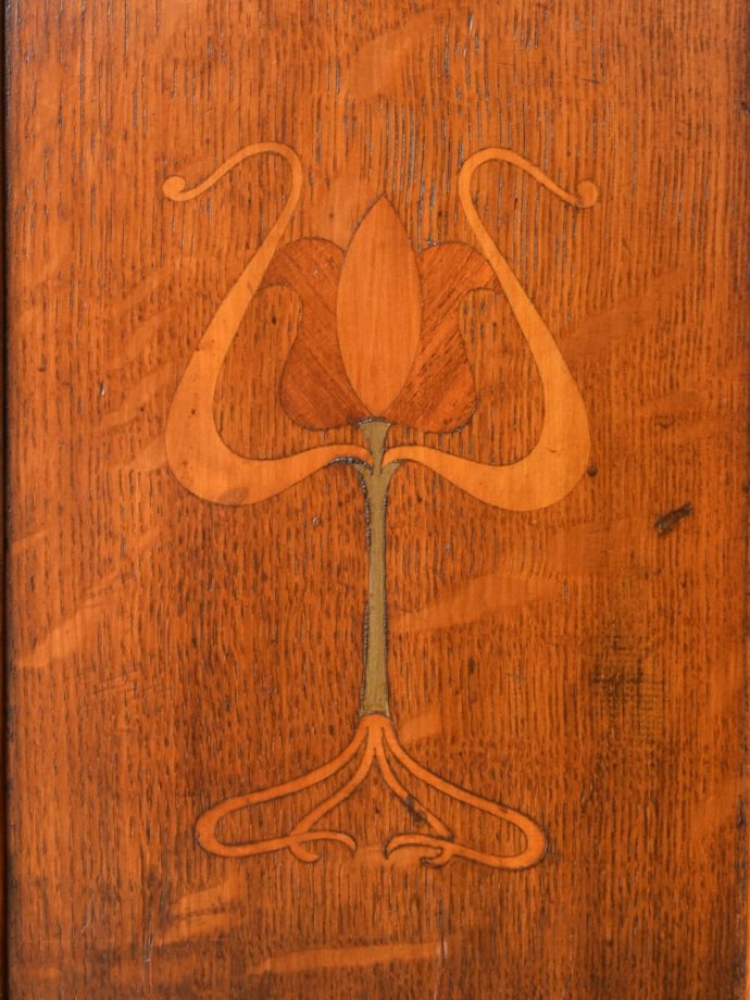 英国アンティーク家具らしい装飾